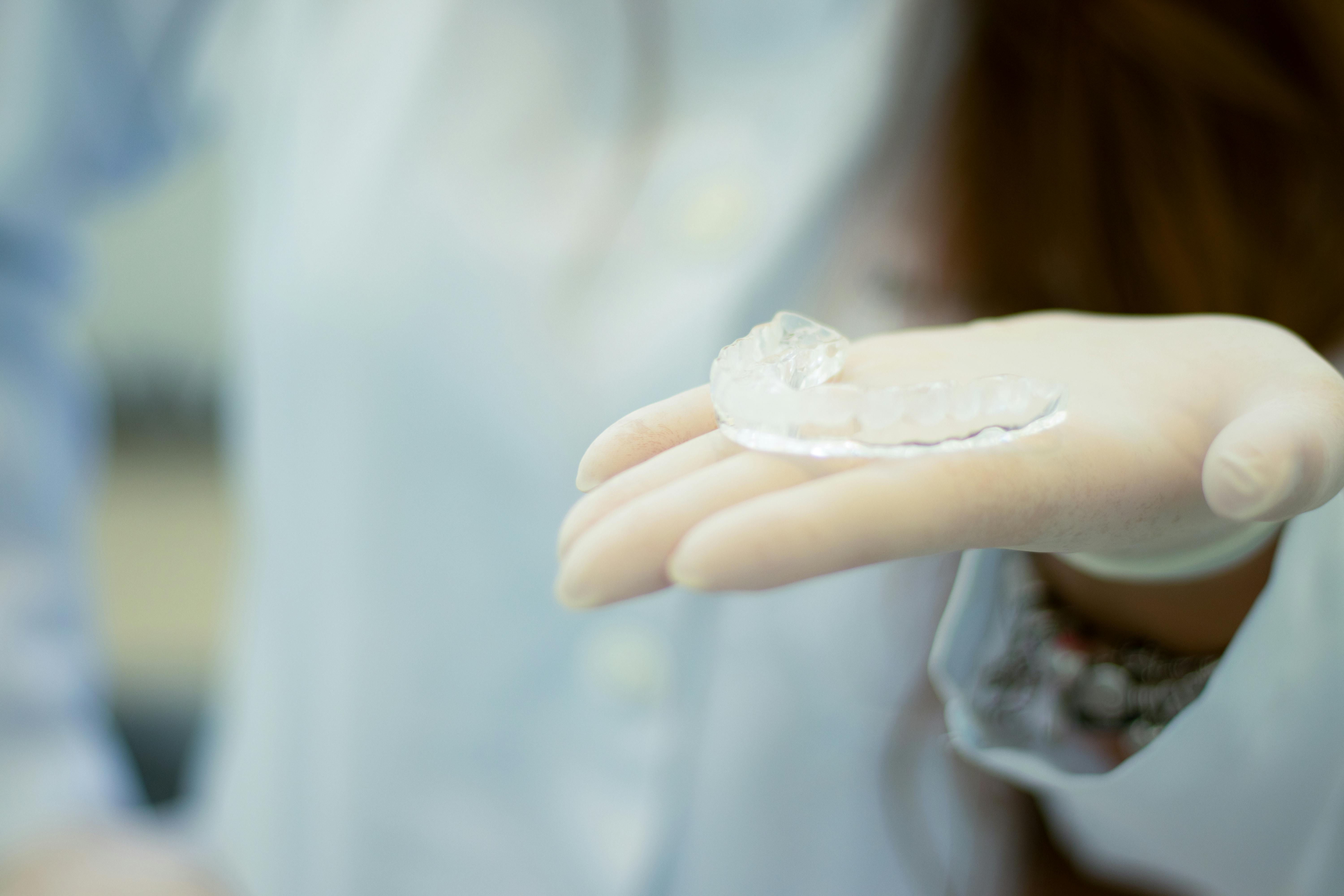 Cómo los alineadores claros logran diversos movimientos de dientes: traducción labial-lingual/de distinta mesial